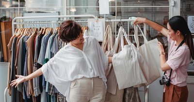 Jak kupować ubrania świadomie? Przewodnik po odpowiedzialnych zakupach