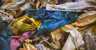 Fast fashion - dlaczego tania odzież szkodzi środowisku i społeczeństwu?