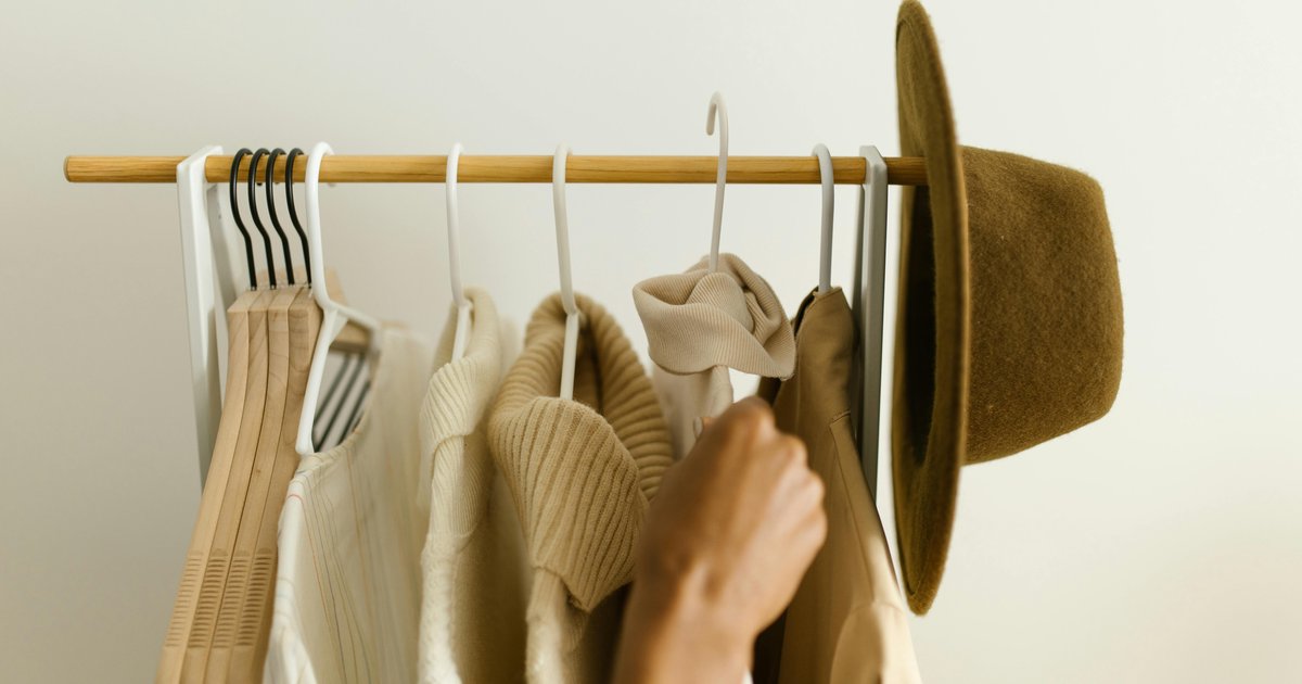 Capsule wardrobe po ekologicznemu - jak stworzyć minimalną szafę?