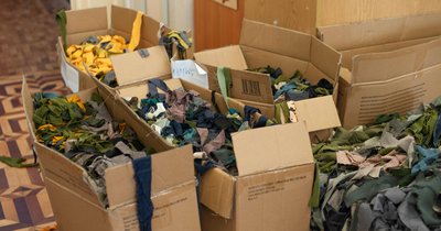 Gdzie oddać stare ubrania? Kompletny przewodnik po recyklingu odzieży