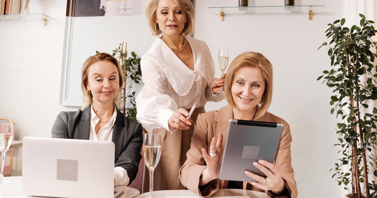 Smart casual po czterdziestce - elegancja w każdym wieku